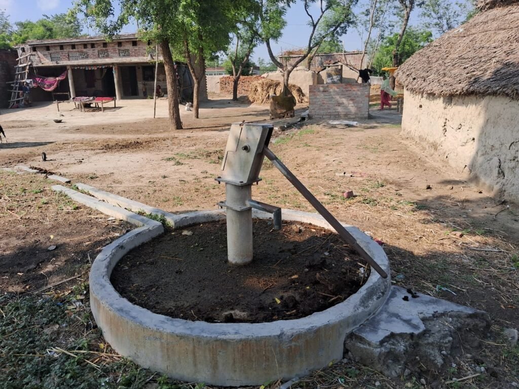 खराब पड़े नल पानी को तरस रहे लोग