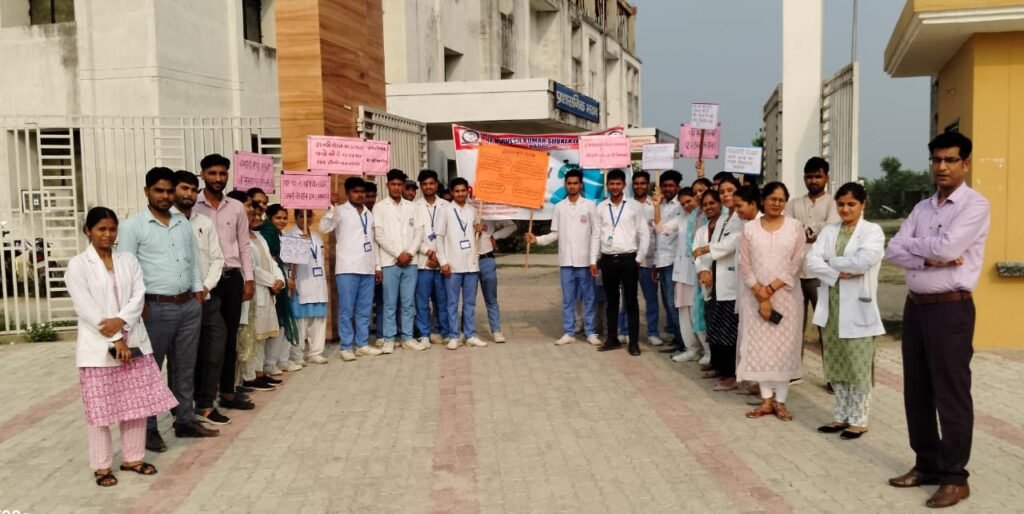 छात्र छात्राओं ने रैली के माध्यम से लोगों को दी टीकाकरण से संबंधित जानकारी