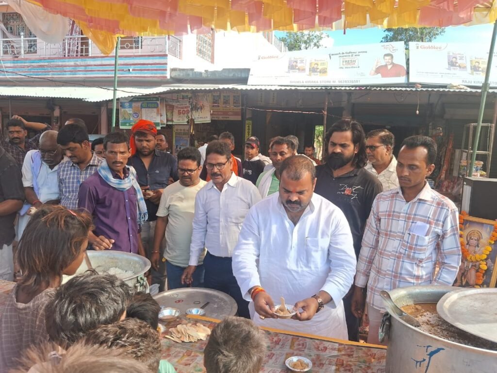 जेठ के दुसरे मंगलवार को बेडनापुर चौराहे पर लगा लंगर