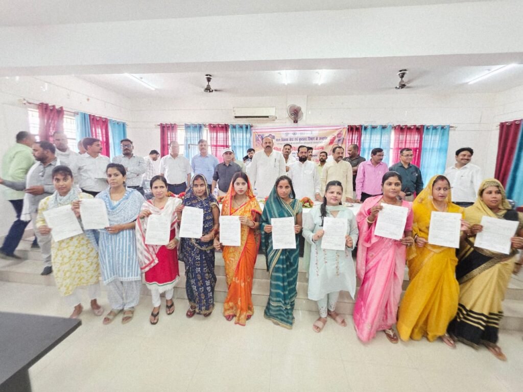 तहसील सभागार पयागपुर व नानपारा में सम्पन्न हुआ नियुक्ति पत्र वितरण समारोह