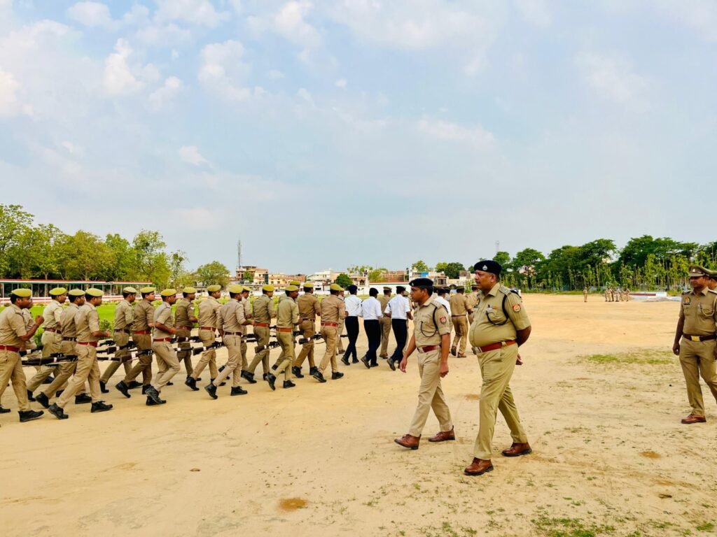 पुलिस अधीक्षक महोदय द्वारा शुक्रवार परेड की सलामी ली गयी एवं परेड का निरीक्षण