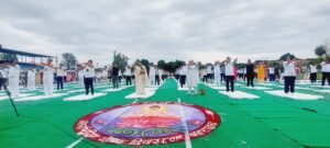 जनपद न्यायालय परिसर में आयोजित हुआ योग शिविर
