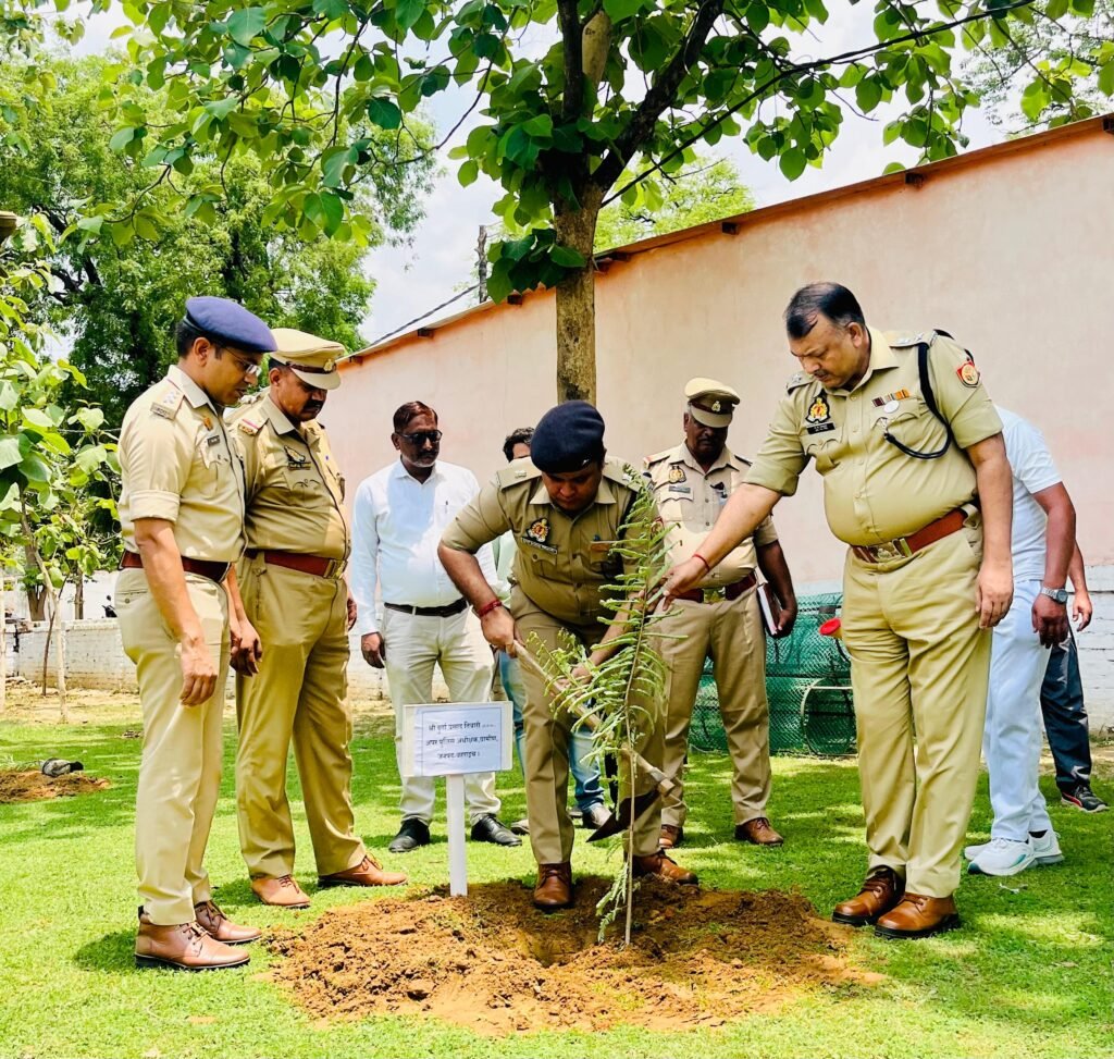 पुलिसकर्मियों को पर्यावरण संरक्षण व वृक्षारोपण के प्रति किया गया जागरुक