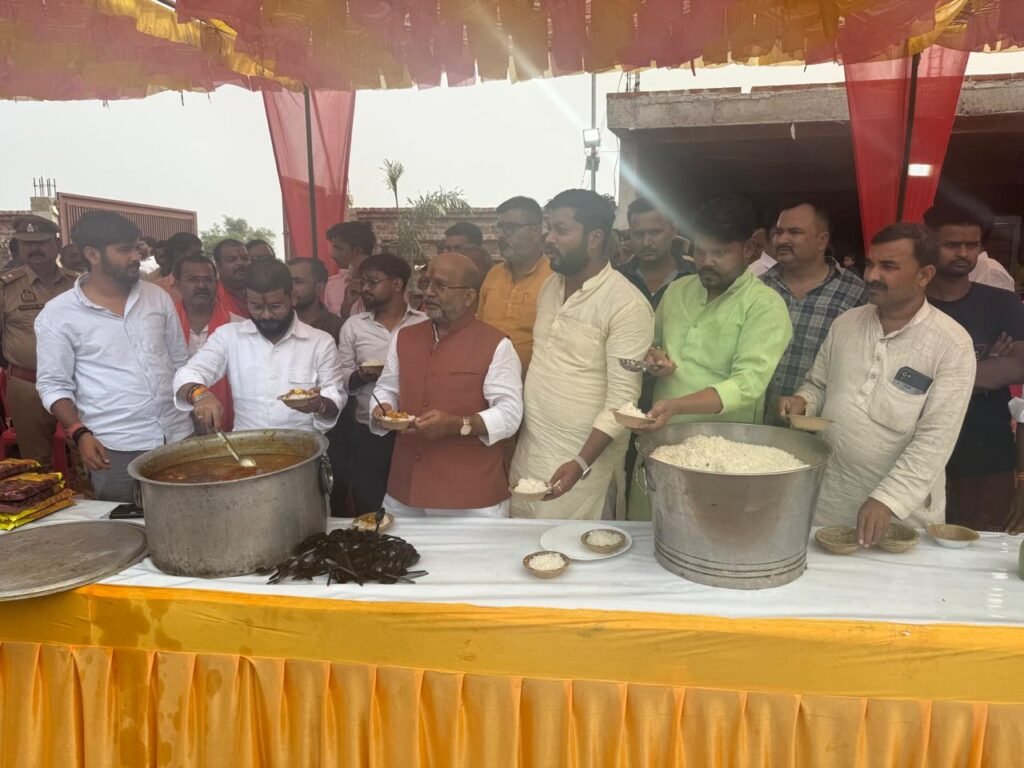 ब्लाक प्रमुख रमाकर पाण्डेय ने बड़े मंगलवार के शुभ अवसर पर भंडारे का किया आयोजन
