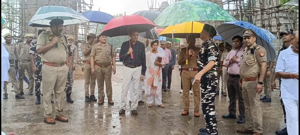 आयुक्त व डीआईजी ने सीमा क्षेत्र रूपईडीहा का किया भ्रमण