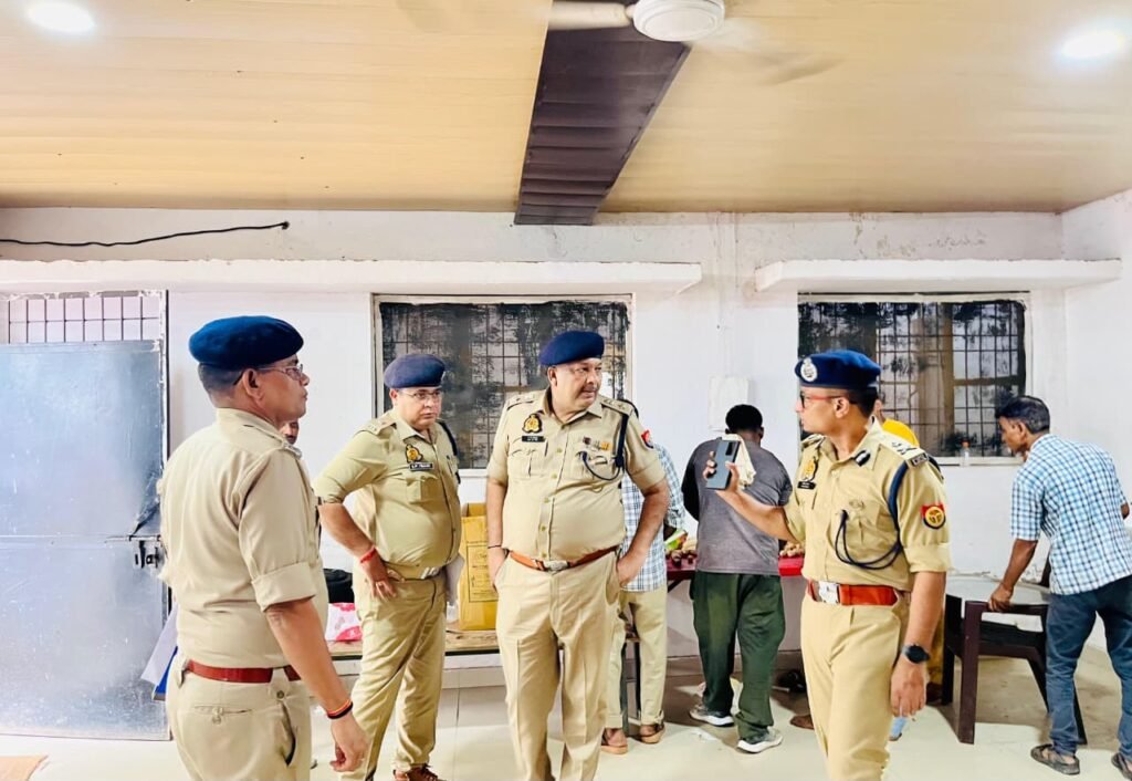 कानून एवं सुरक्षा व्यवस्था को सुदृढ़ बनाए रखने हेतु जनपद बहराइच का भ्रमण किया