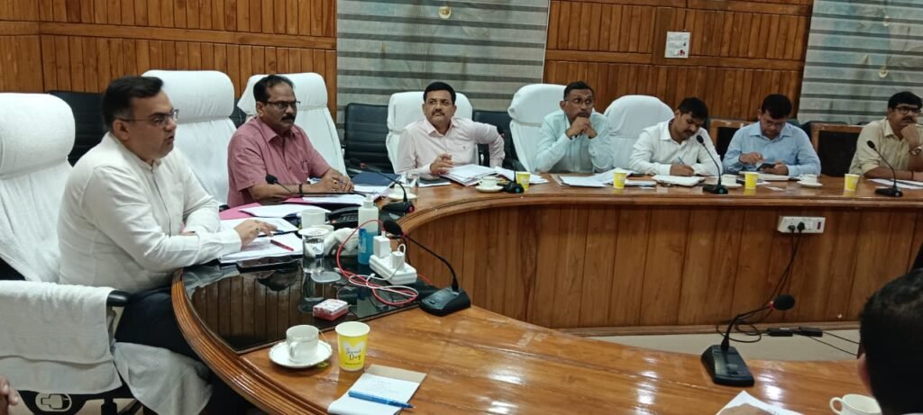 चिन्हित भूमि पर उपलब्ध परिसम्पत्तियों का विवरण प्रस्तुत करें विभाग डीएम