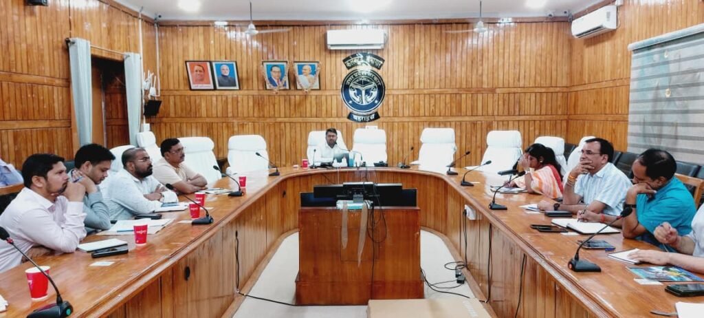 प्रशिक्षित किये गये निर्वाचक नामावली से सम्बन्धित अधिकारी