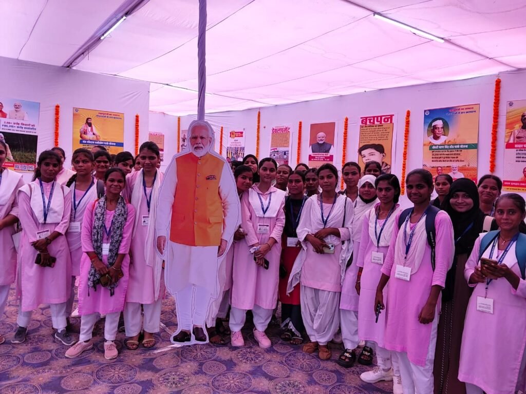 महिला महाविद्यालय की छात्राओं ने चित्र प्रदर्शनी का किया अवलोकन