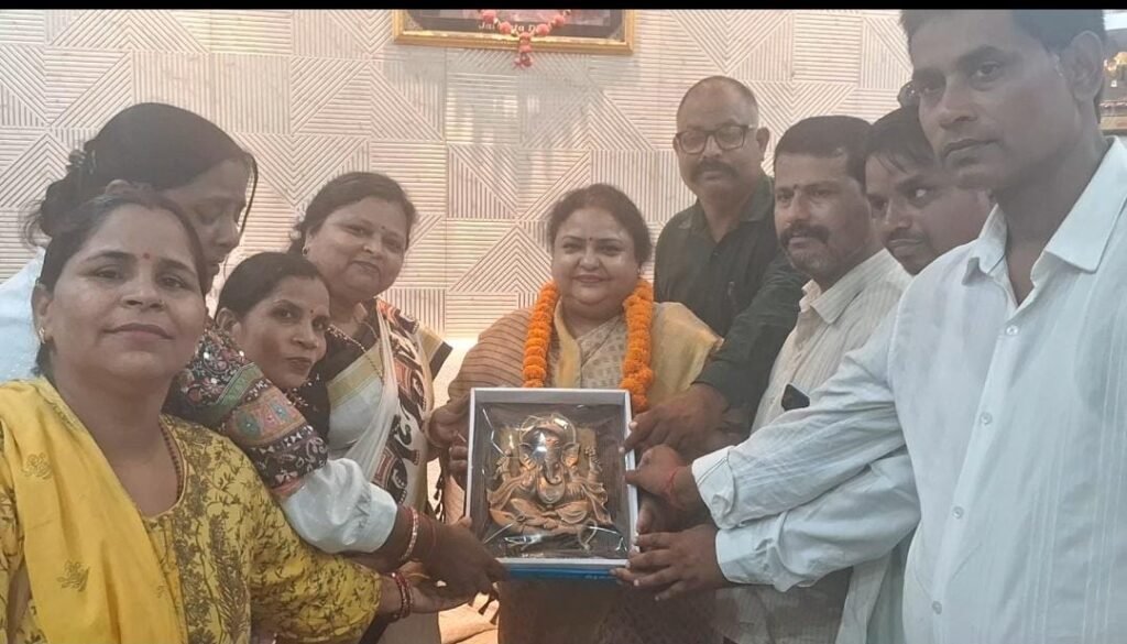 विधायक अनुपमा जायसवाल व सुरेश्वर सिंह को किया सम्मानित